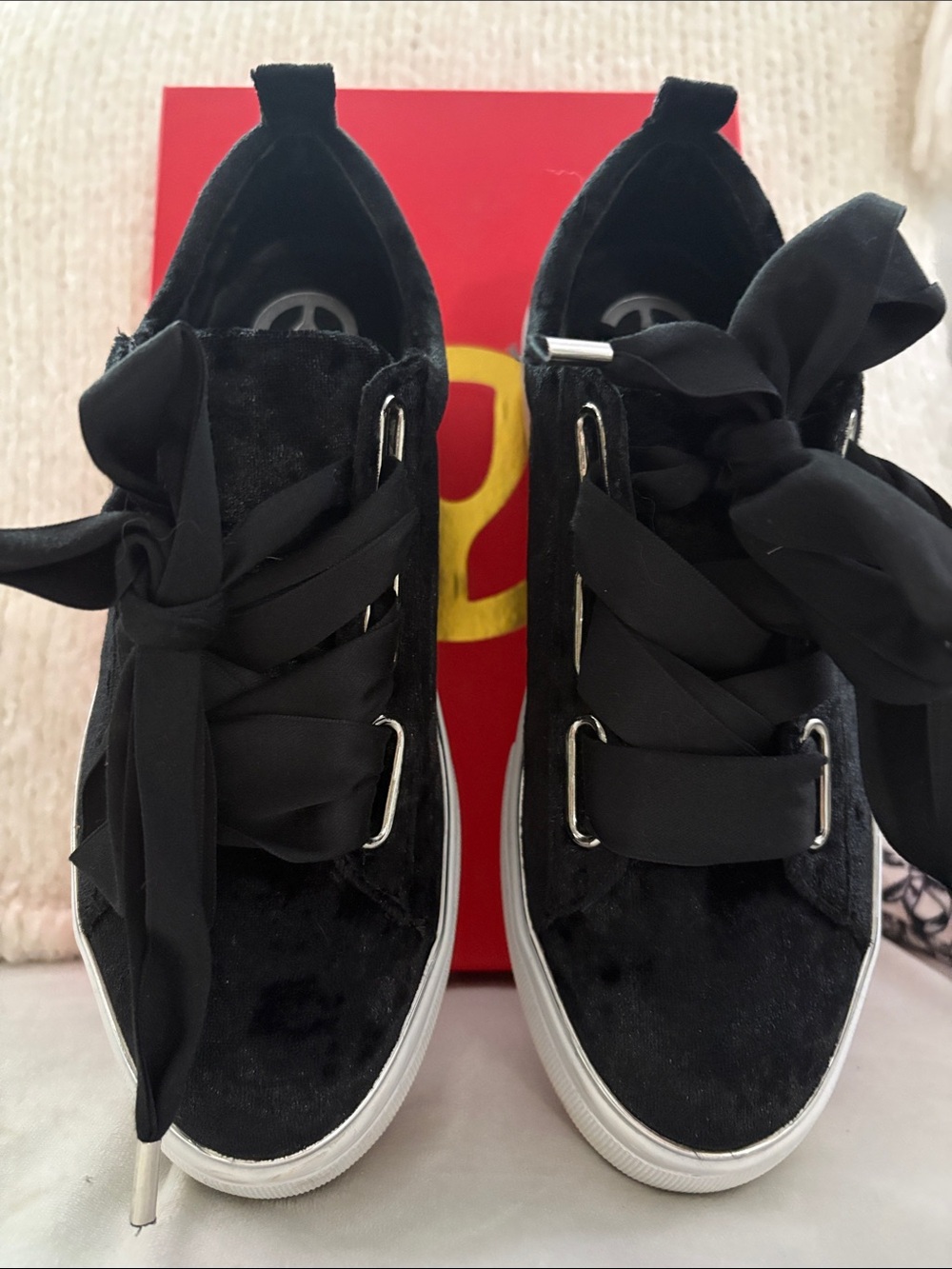 Women’s Black Velvet Ribbon Lace-Up Low-Top Sneakers